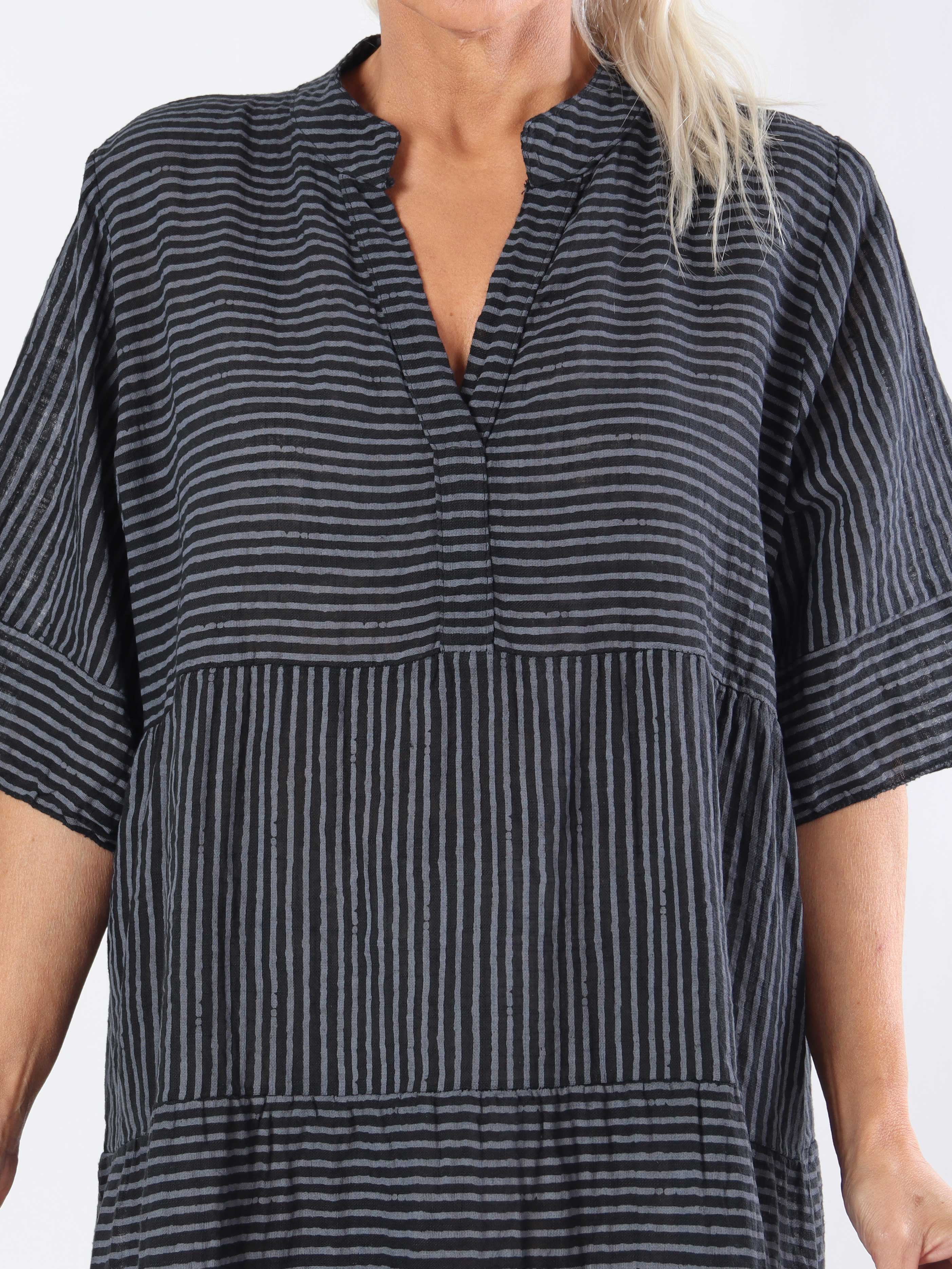 Jenni - Sød stribet plus size bomuldskjole i hør lignende stof